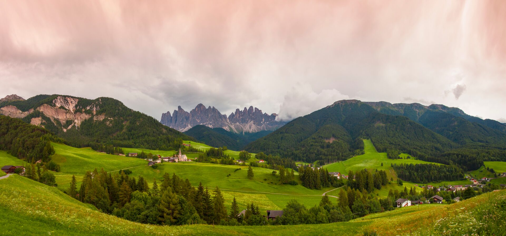 Idyllische Berglandschaft mit grünen Wiesen, traditionellen Häusern und einer friedlichen Atmosphäre